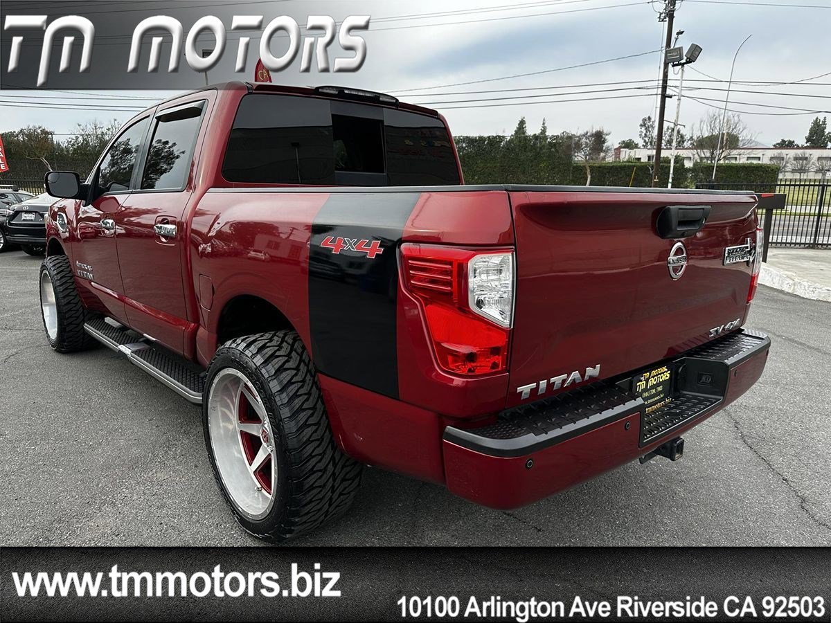 Used 2017 Nissan Titan SV image 4