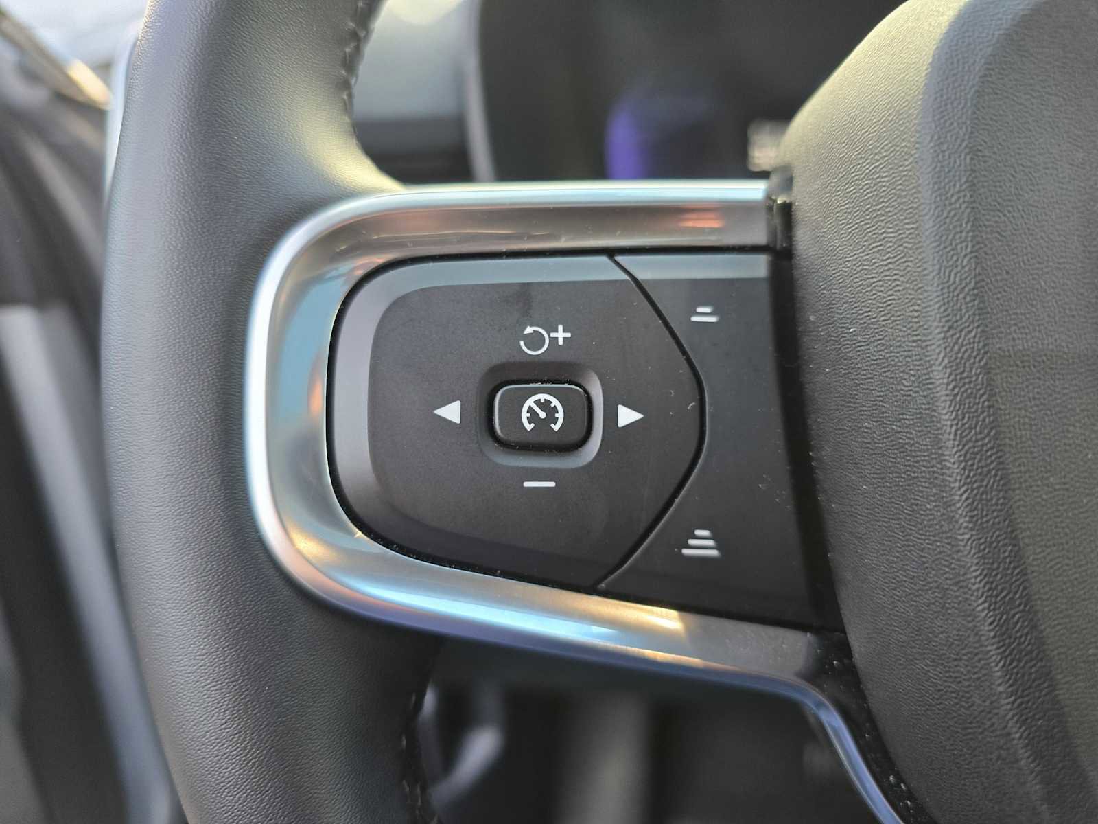 Certified 2025 Volvo XC40 B5 Plus w/ Climate Package image 31