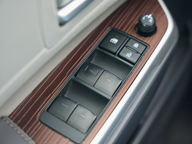 Used 2023 Toyota Sienna XLE image 25