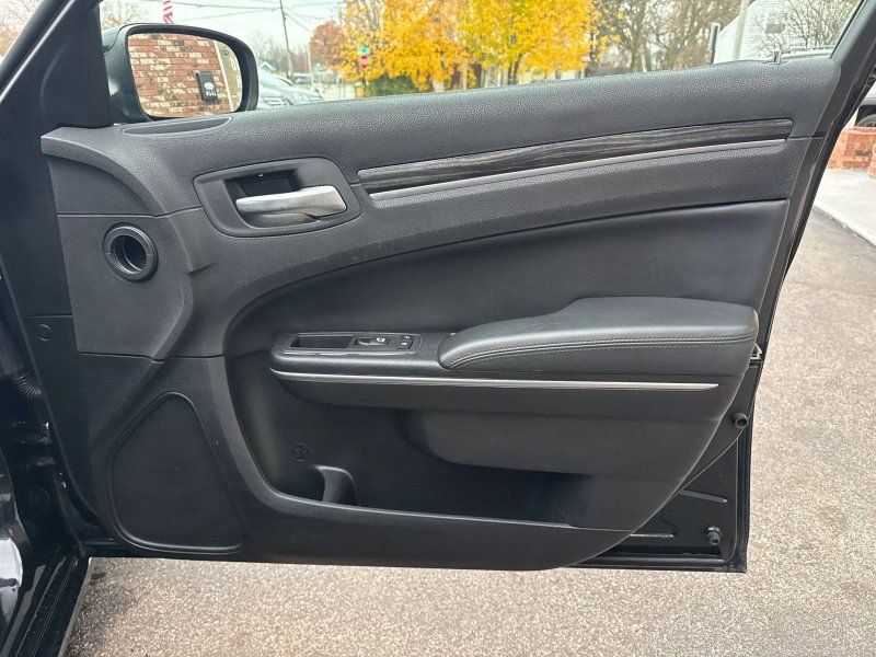 Used 2017 Chrysler 300 Limited image 15
