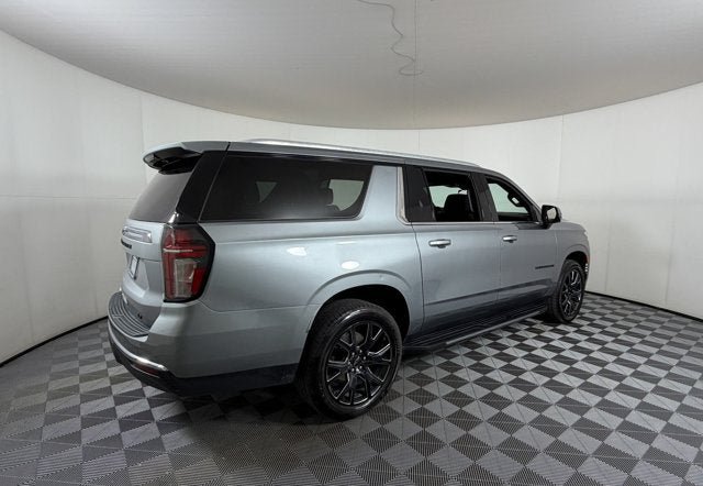 Used 2024 Chevrolet Suburban LT w/ Luxury Package RWD image 4