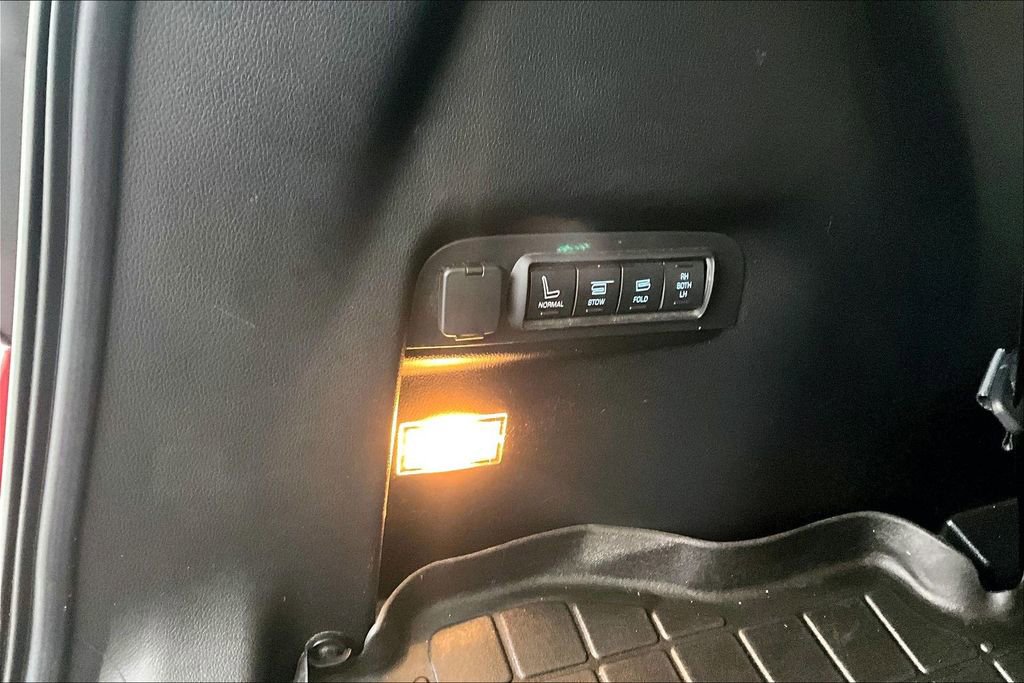 Used 2016 Ford Explorer Platinum image 25
