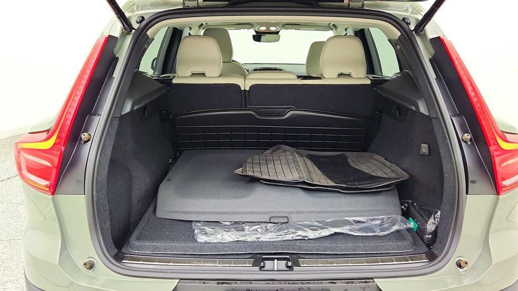 Used 2024 Volvo XC40 B5 Plus w/ Protection Package Premier AWD/4WD image 18