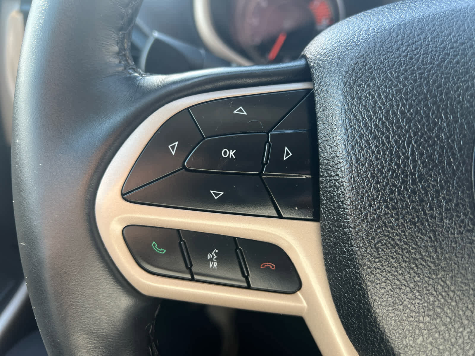 Used 2018 Jeep Cherokee Limited image 24