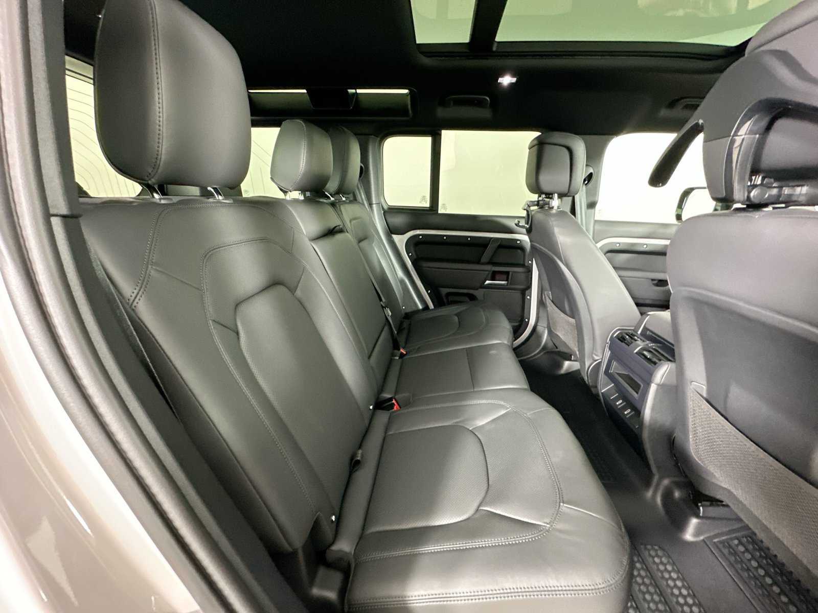 New 2026 Land Rover Defender 110 X-Dynamic SE AWD/4WD image 41