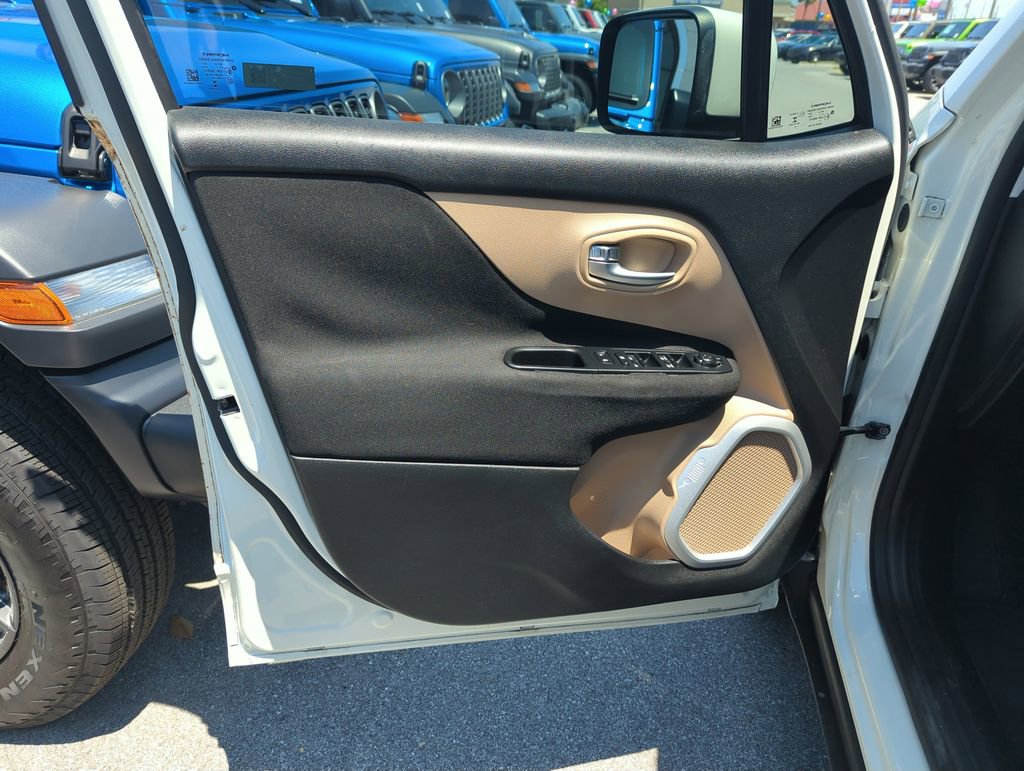 Used 2015 Jeep Renegade Latitude FWD image 18