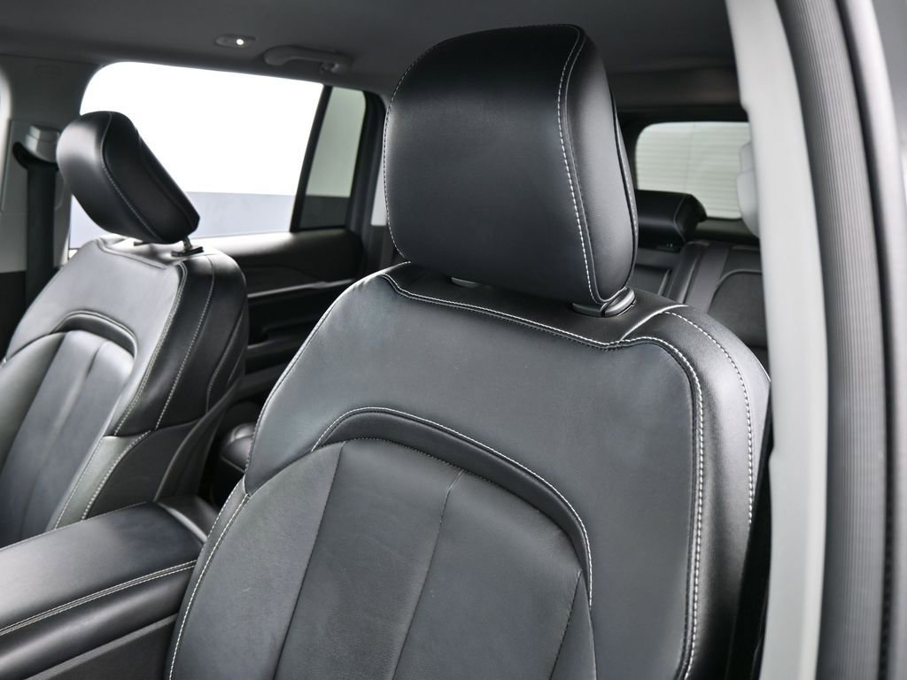 Used 2023 Jeep Grand Cherokee Limited w/ Black Appearance Package image 16