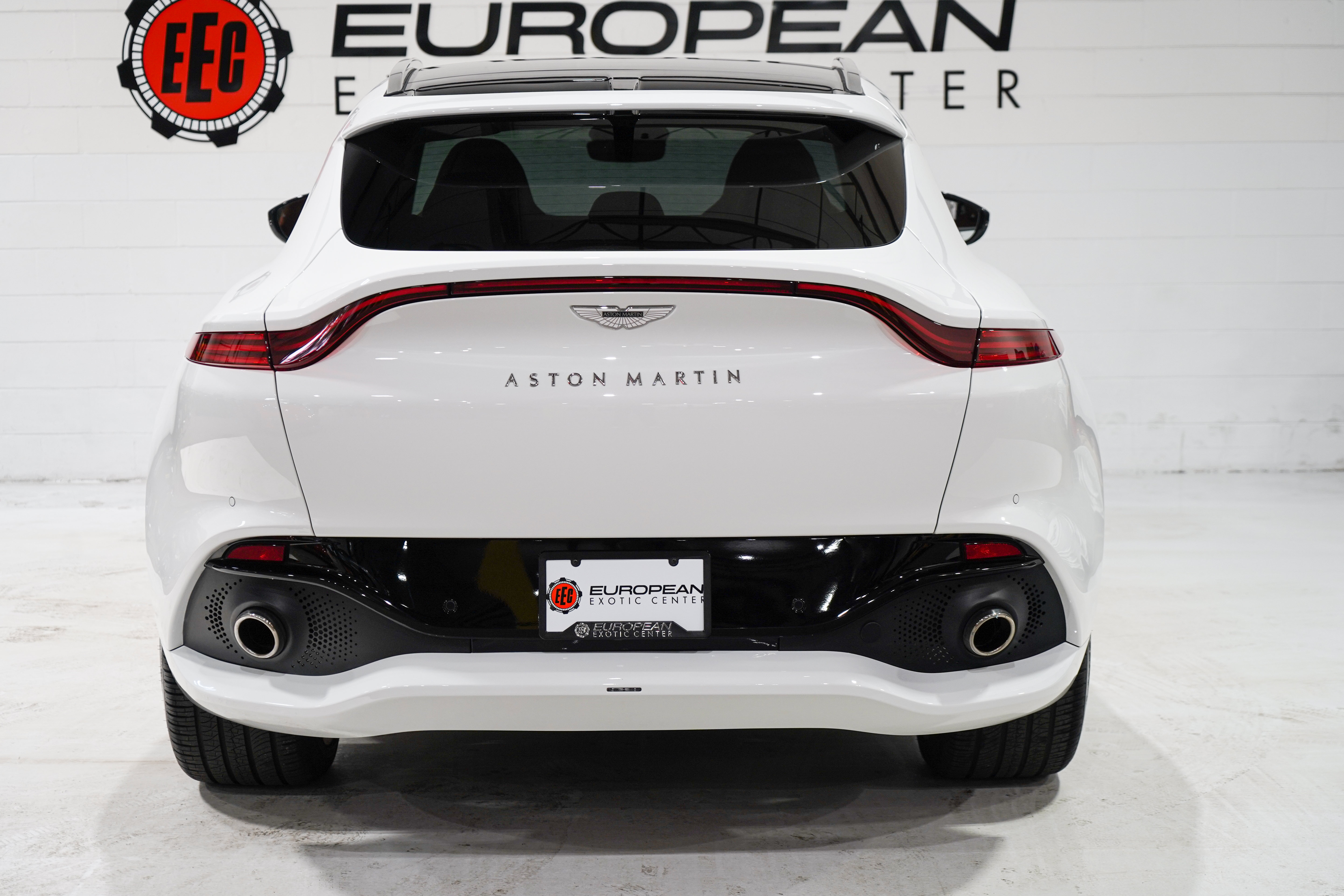 Used 2022 Aston Martin DBX AWD/4WD image 3