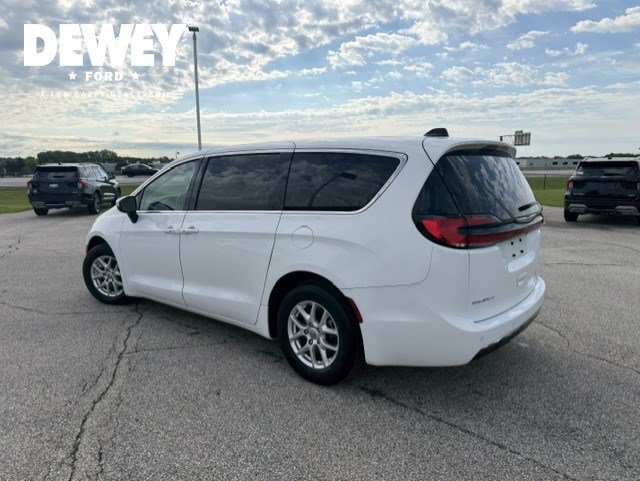 Used 2023 Chrysler Pacifica Touring-L FWD image 6