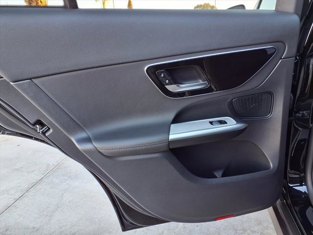 Used 2025 Mercedes-Benz GLC 300 image 17