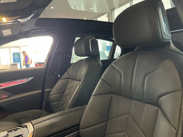 Used 2025 BMW 750e xDrive image 23