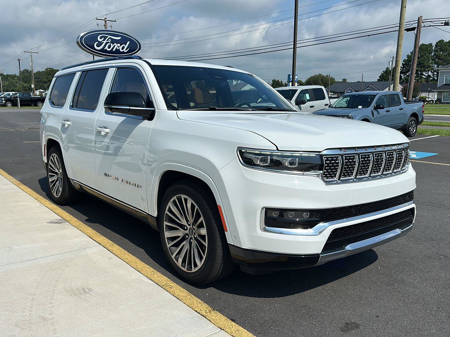 Used 2023 Jeep Grand Wagoneer Series III AWD/4WD image 3