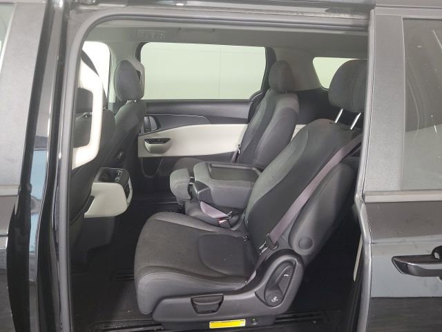 Used 2022 Kia Carnival LX image 10