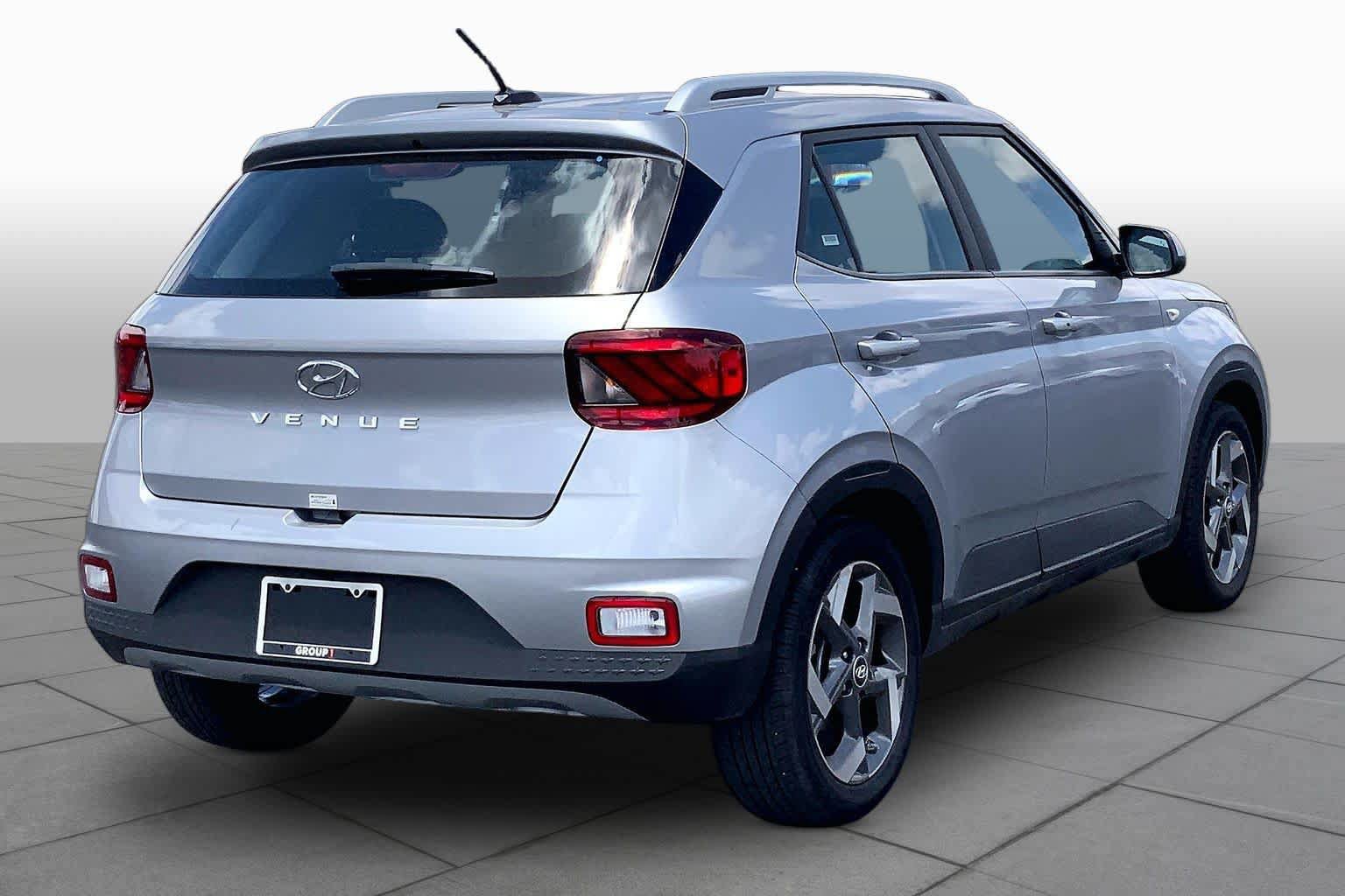Used 2025 Hyundai Venue SEL FWD image 13