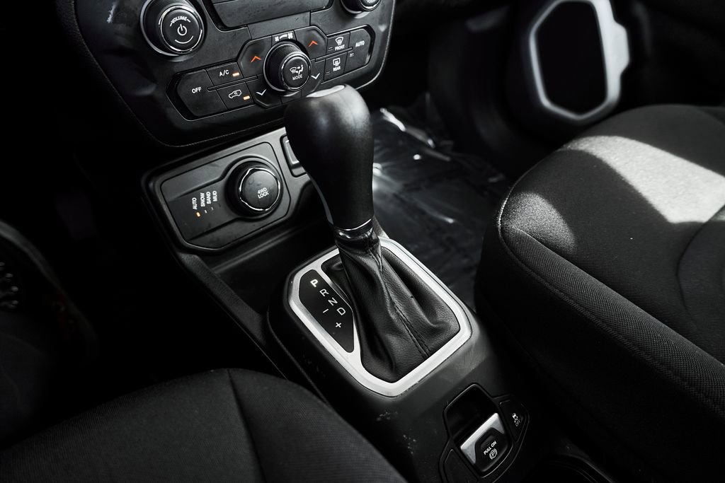 Used 2020 Jeep Renegade Latitude w/ UConnect 8.4 Nav Group AWD/4WD image 39
