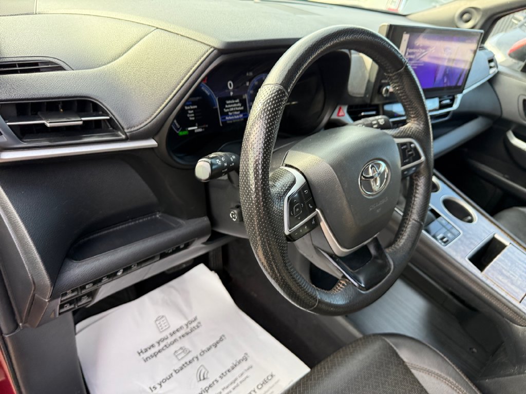 Used 2025 Toyota Sienna Platinum AWD/4WD image 32