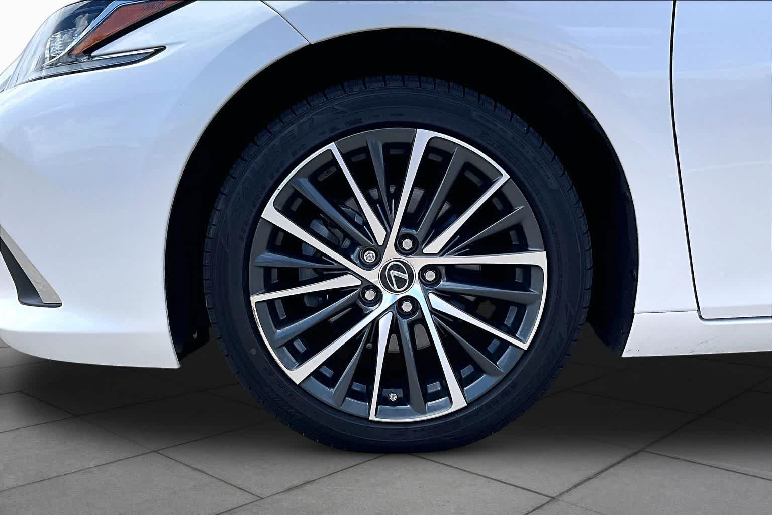 Used 2023 Lexus ES 350 w/ Premium Package FWD image 9