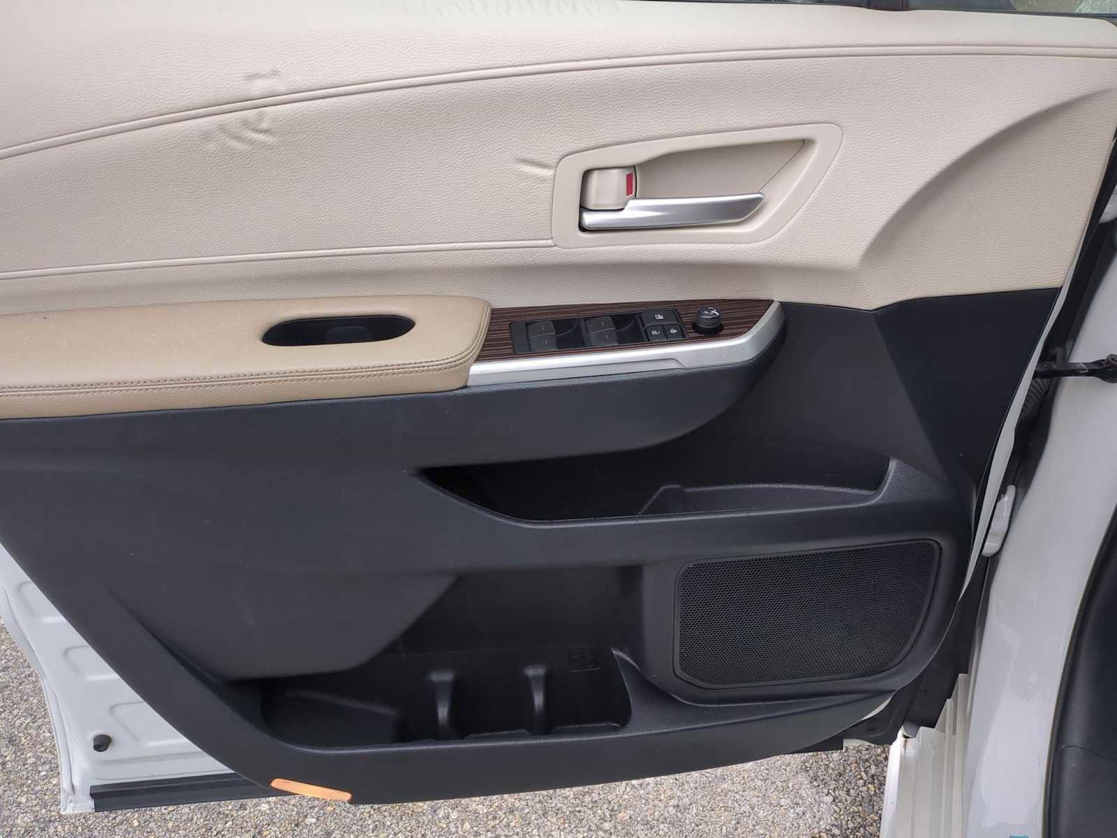 Used 2021 Toyota Sienna XLE FWD image 21