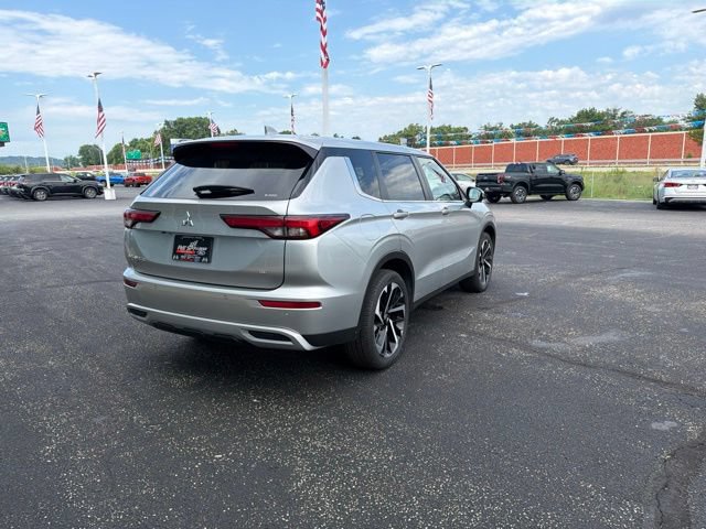 Used 2024 Mitsubishi Outlander SE AWD/4WD image 3