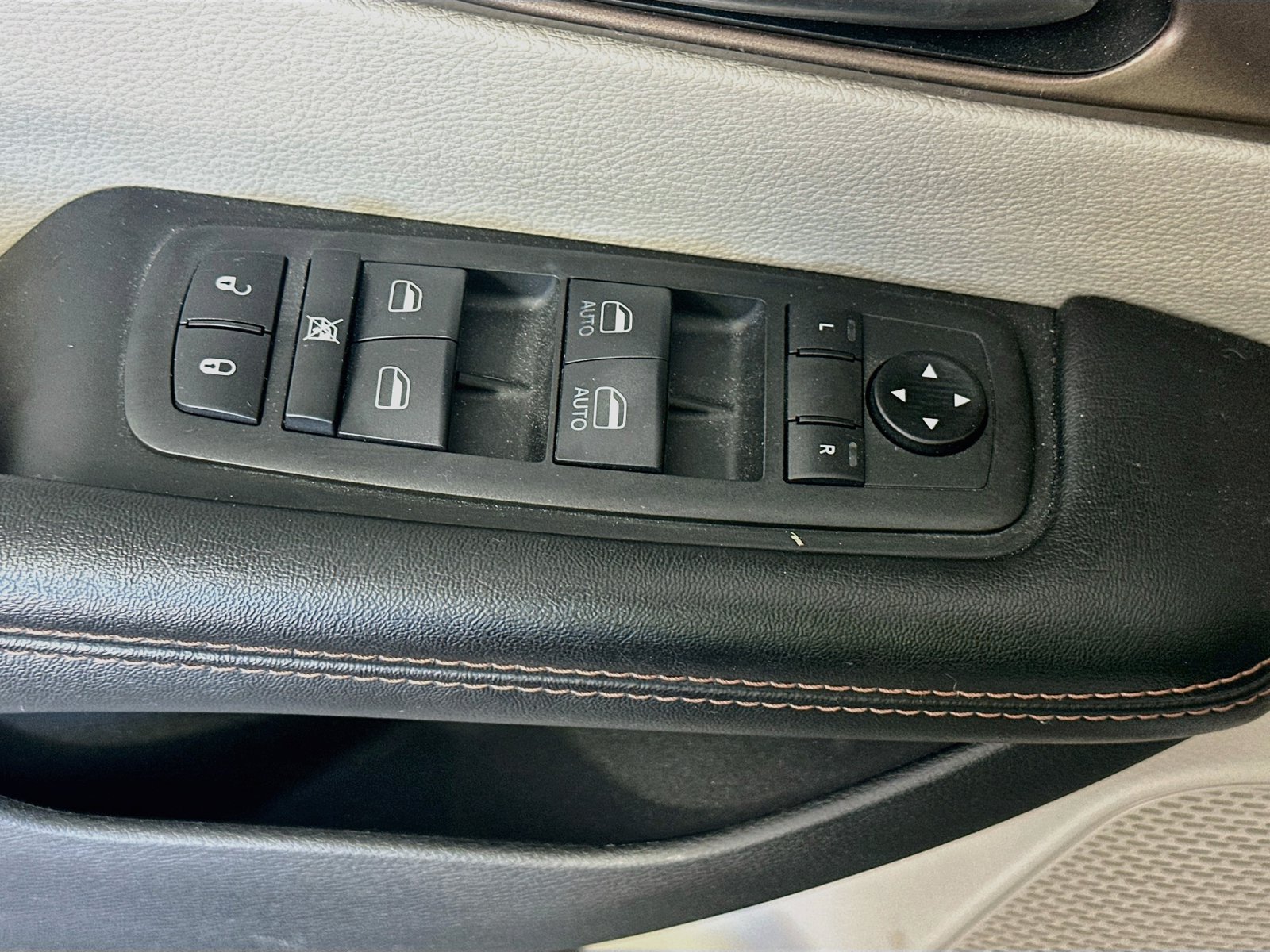 Used 2019 Chrysler Pacifica Touring-L FWD image 17