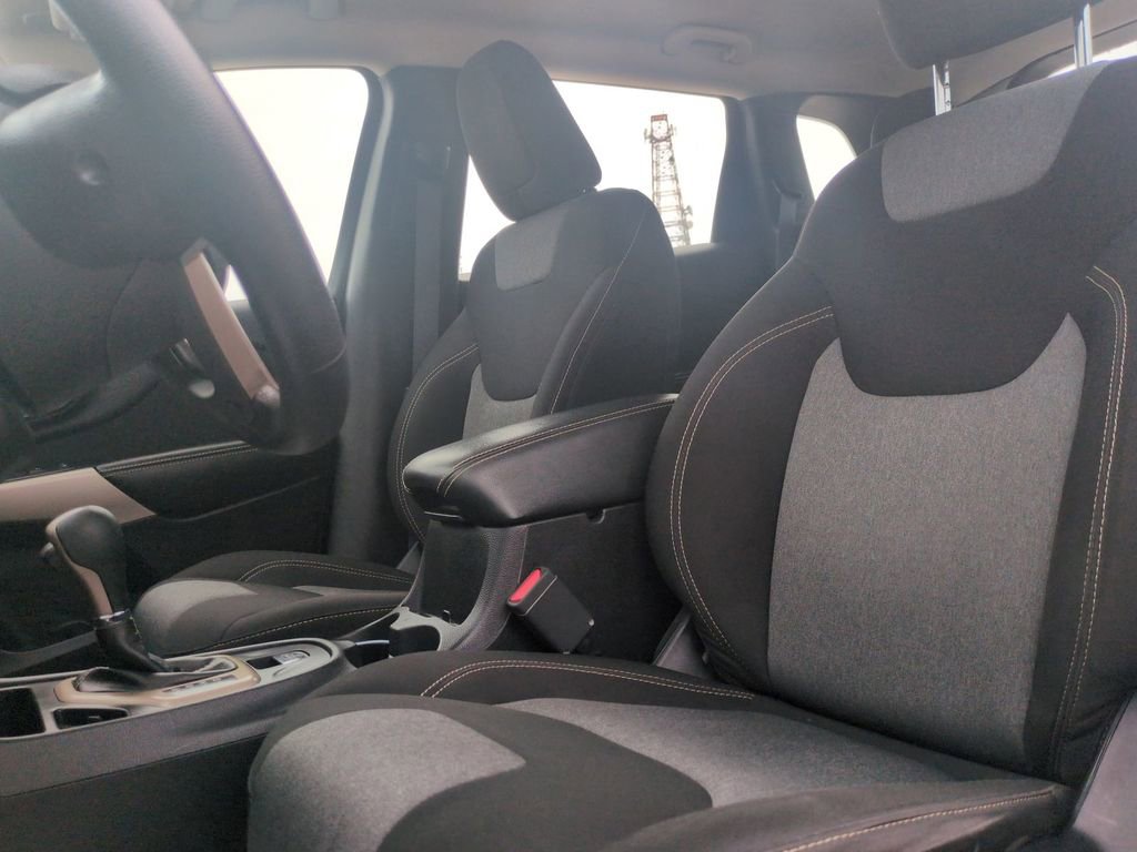Used 2017 Jeep Cherokee Sport FWD image 13