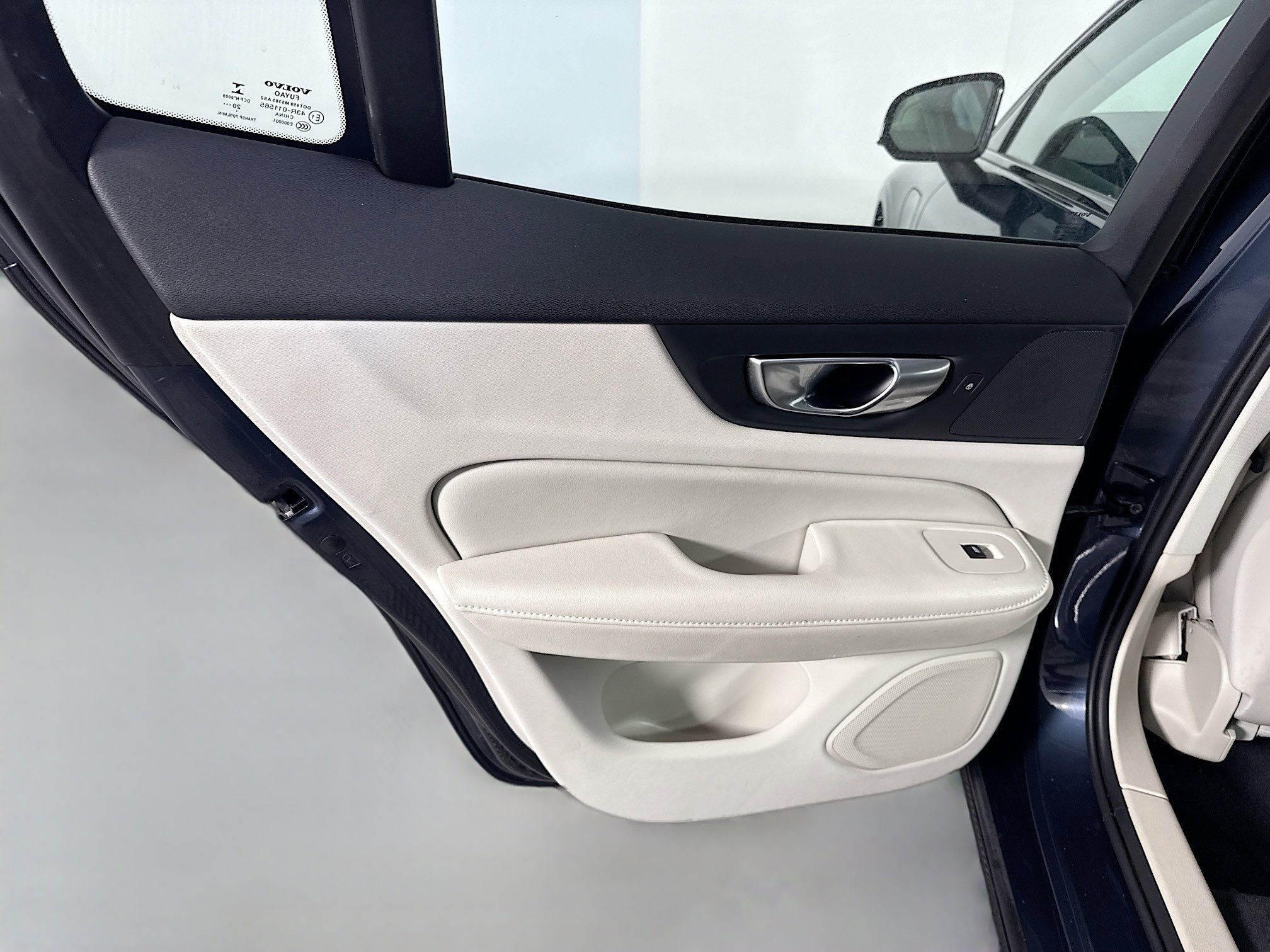 Used 2023 Volvo S60 T8 Plus image 26