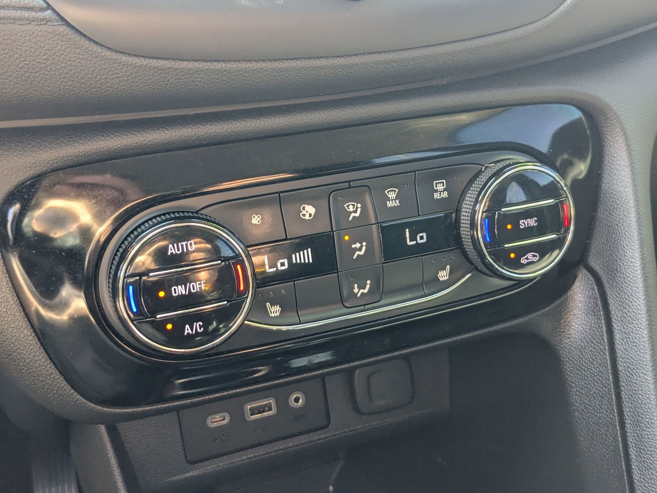 Used 2022 Buick Encore GX Select image 17