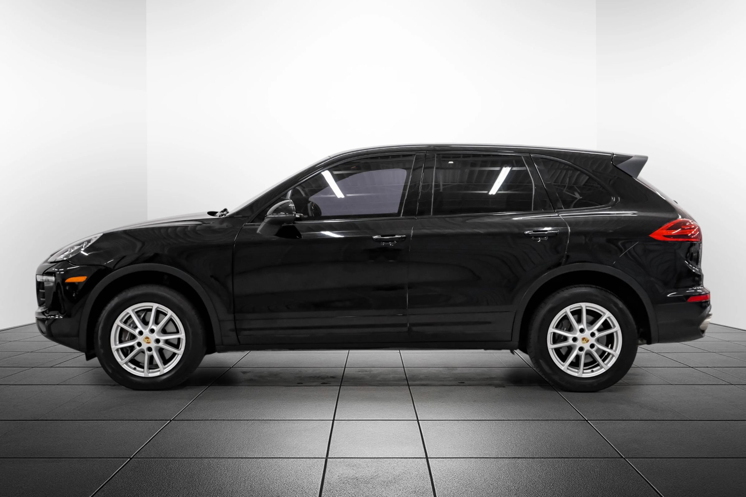 Used 2016 Porsche Cayenne AWD/4WD image 12