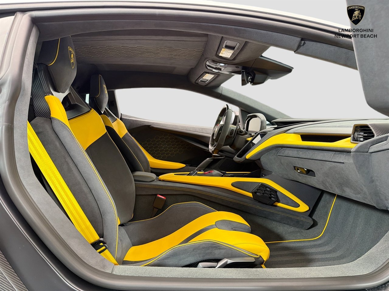Used 2025 Lamborghini Revuelto AWD/4WD image 24