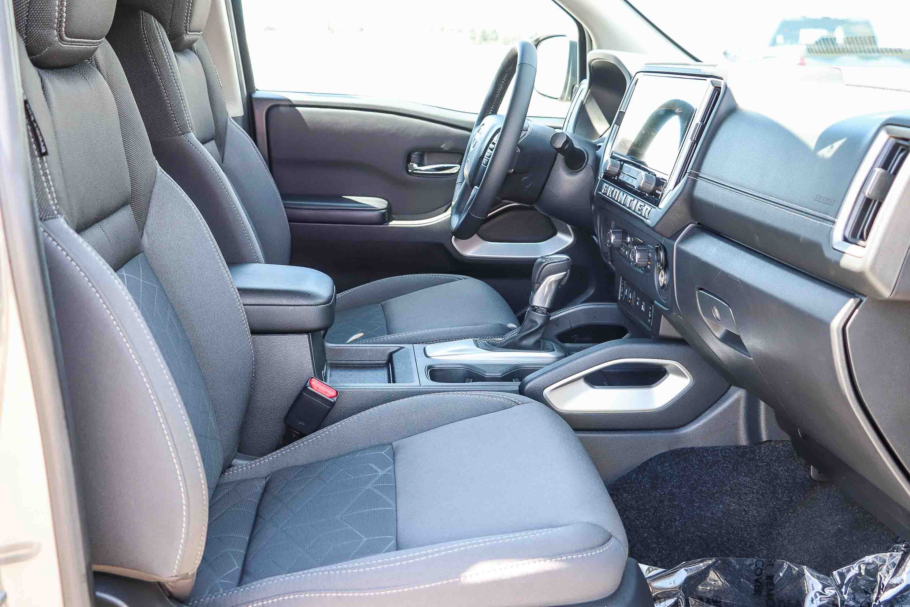 Used 2025 Nissan Frontier SV w/ SV Convenience Package RWD image 17