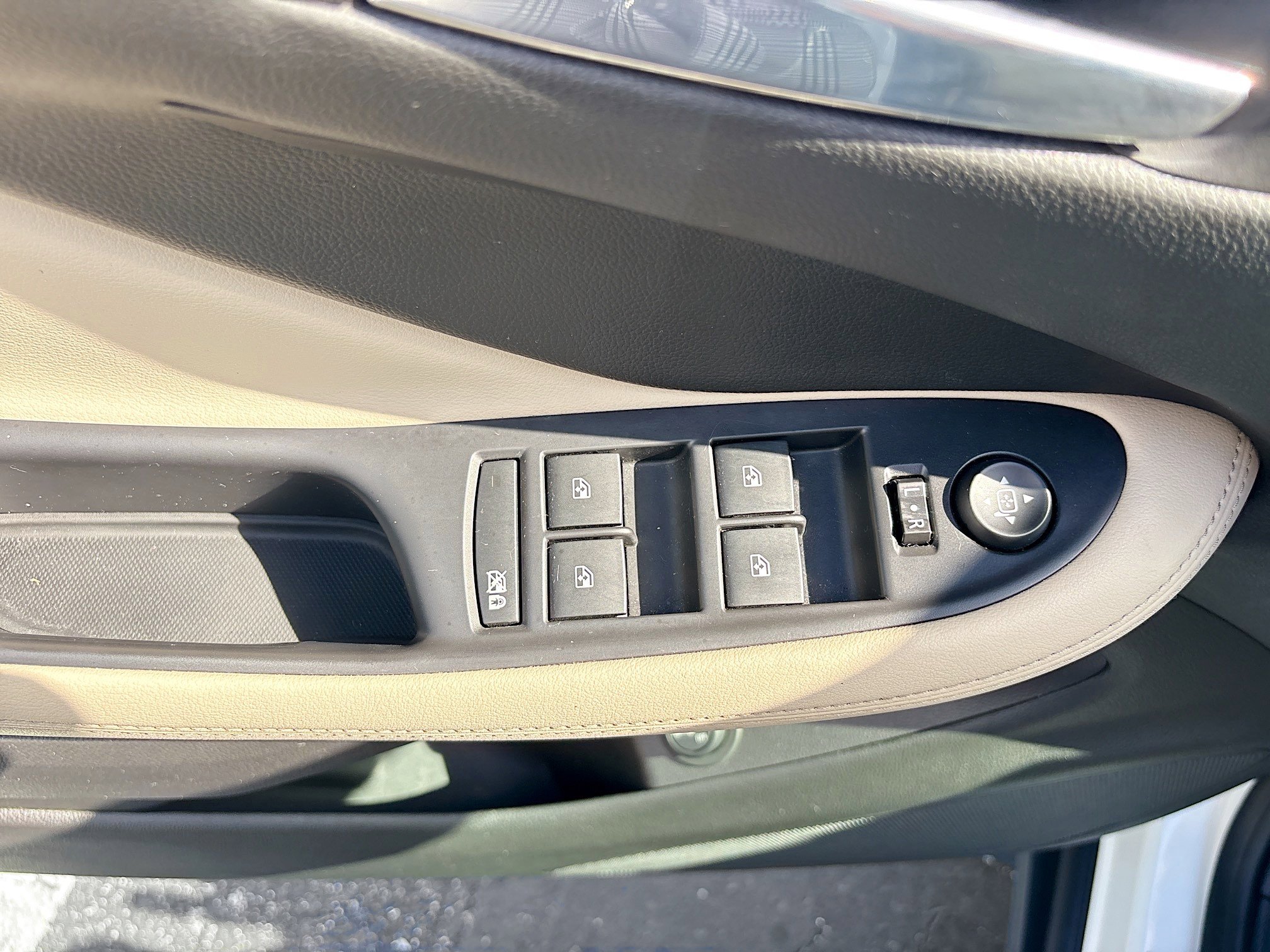 Used 2019 Buick Envision Essence FWD image 16