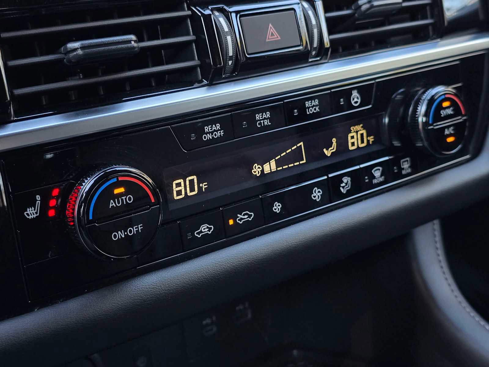 Used 2024 Nissan Pathfinder SL w/ Black Appearance Package image 28