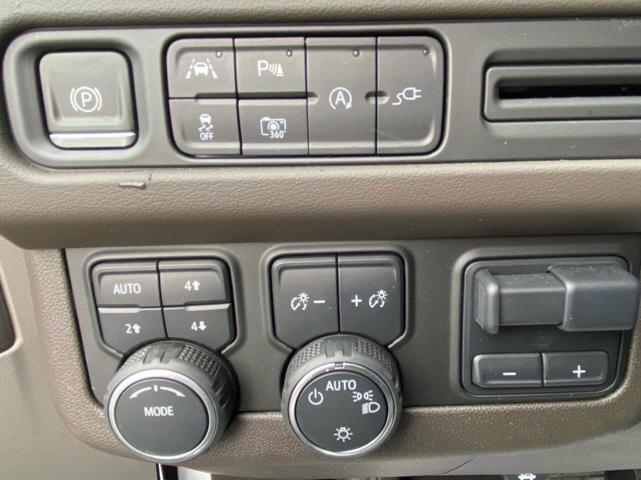 Used 2022 Chevrolet Suburban LT w/ Luxury Package image 25