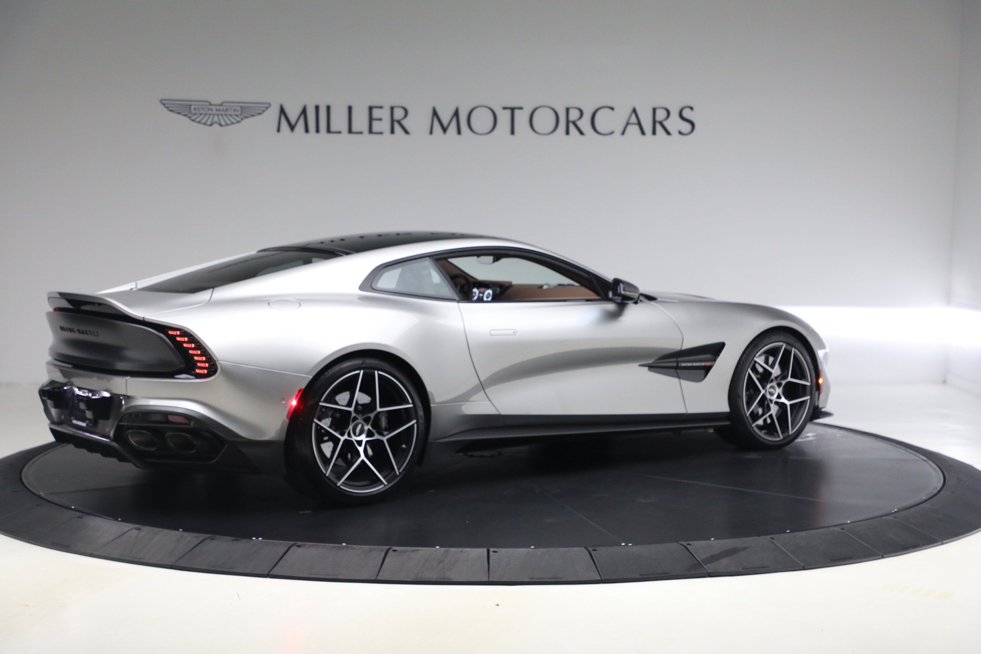 Used 2025 Aston Martin Vanquish RWD image 8