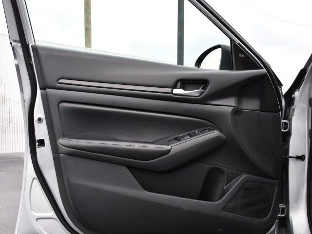 Used 2024 Nissan Altima 2.5 SV FWD image 11