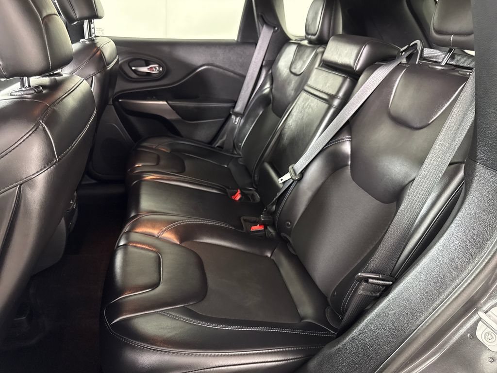 Used 2019 Jeep Cherokee Latitude Plus w/ Comfort/Convenience Group AWD/4WD image 13