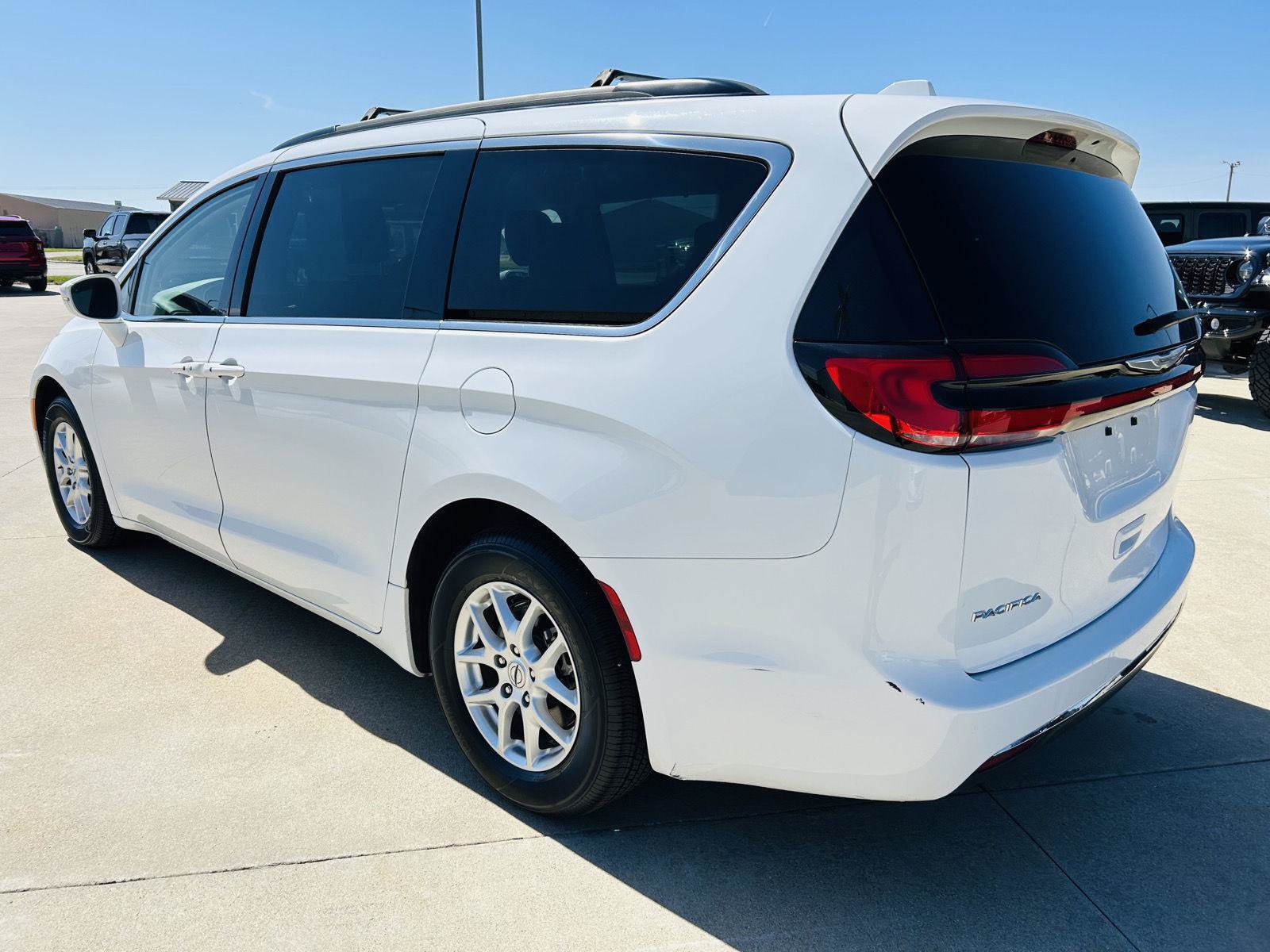 Used 2022 Chrysler Pacifica Touring-L FWD image 36