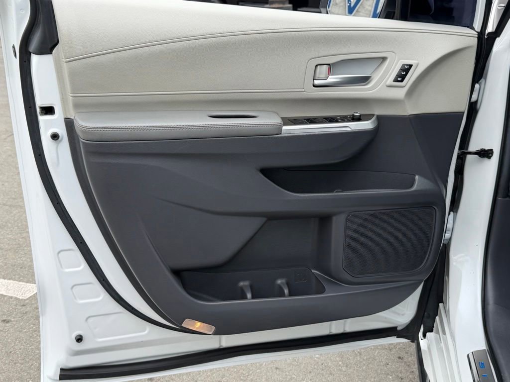 Used 2024 Toyota Sienna Limited FWD image 20