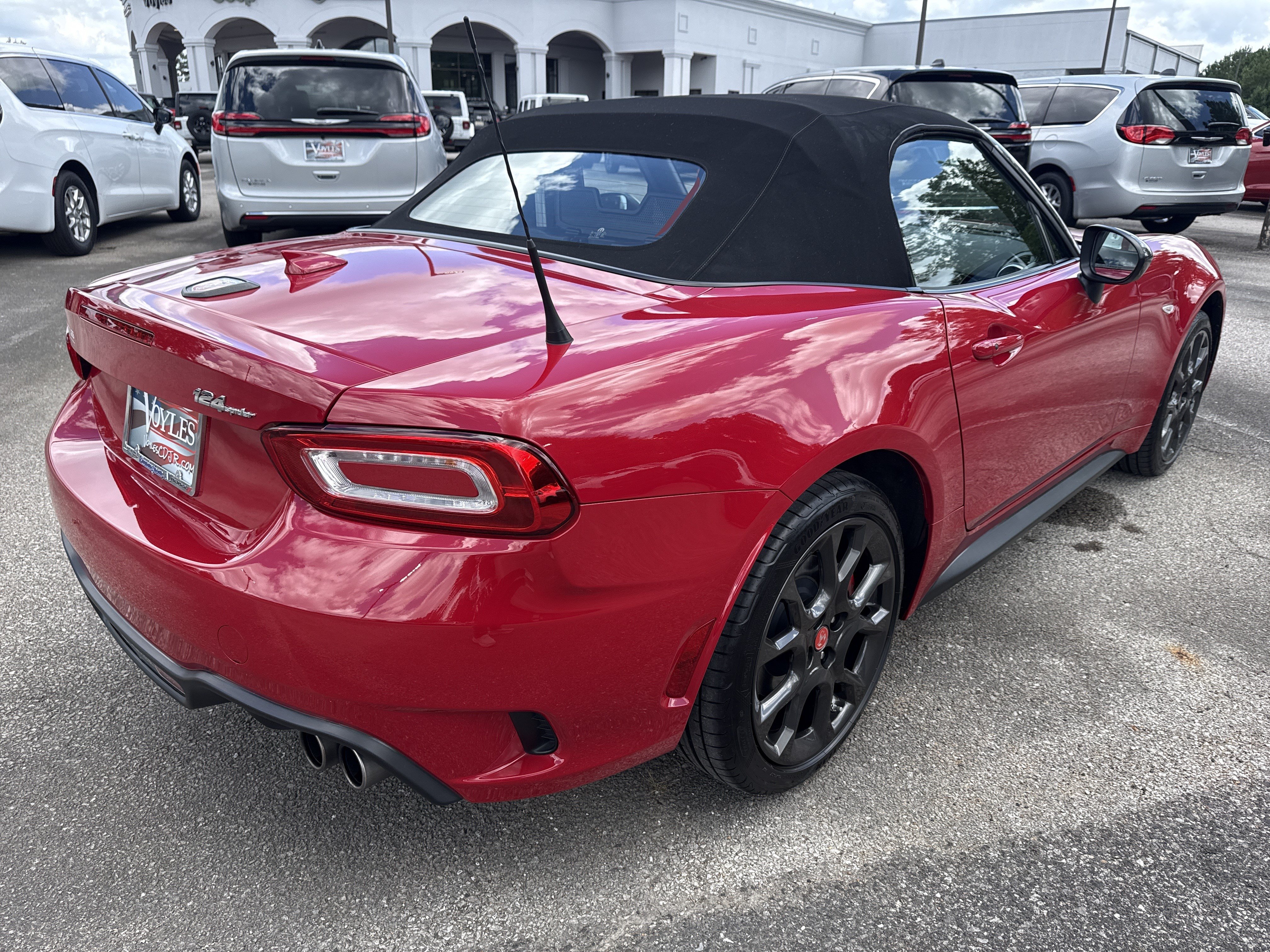 Used 2020 FIAT 124 Spider Abarth RWD image 7