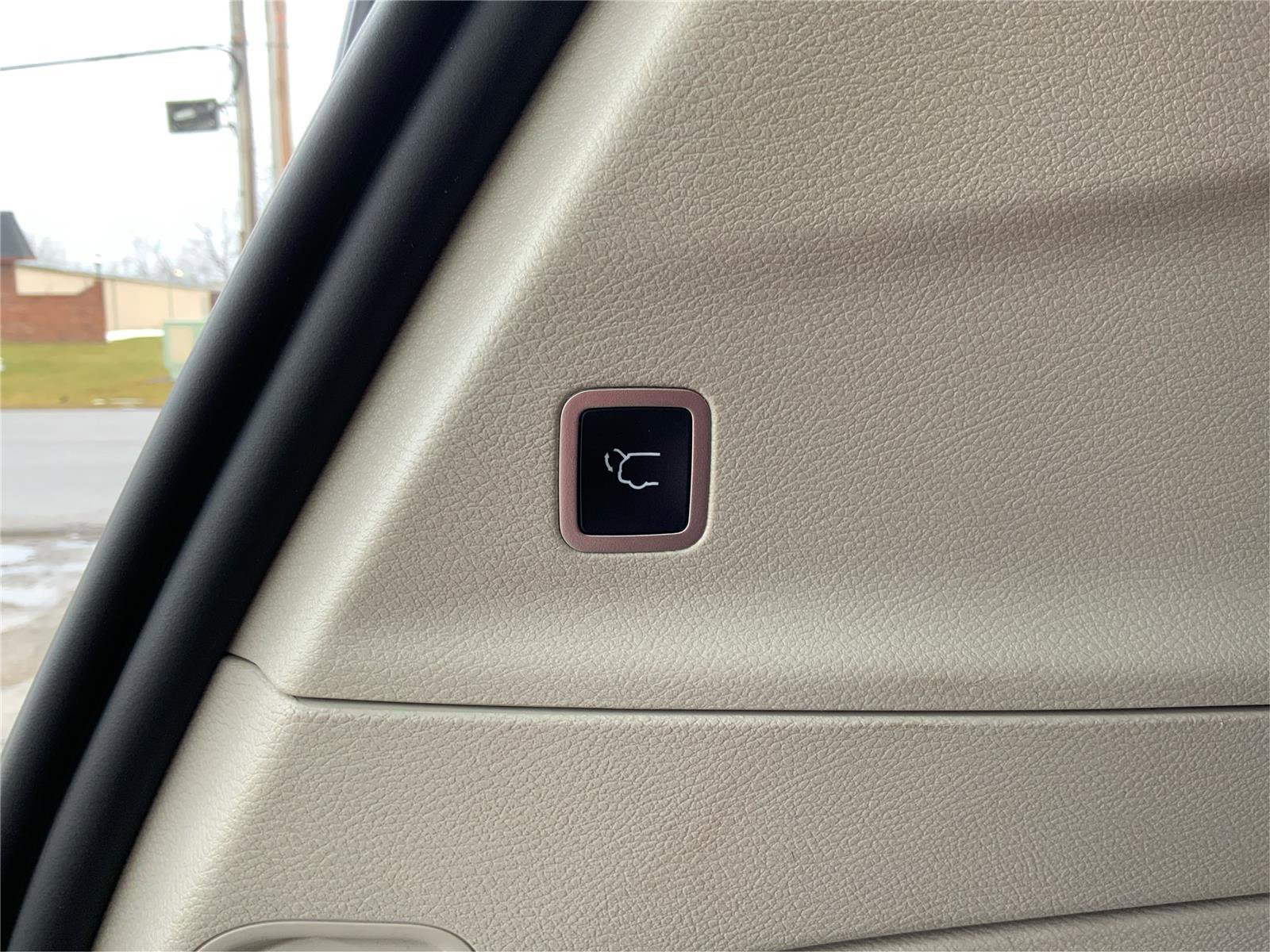 Used 2023 Chrysler Voyager LX image 31