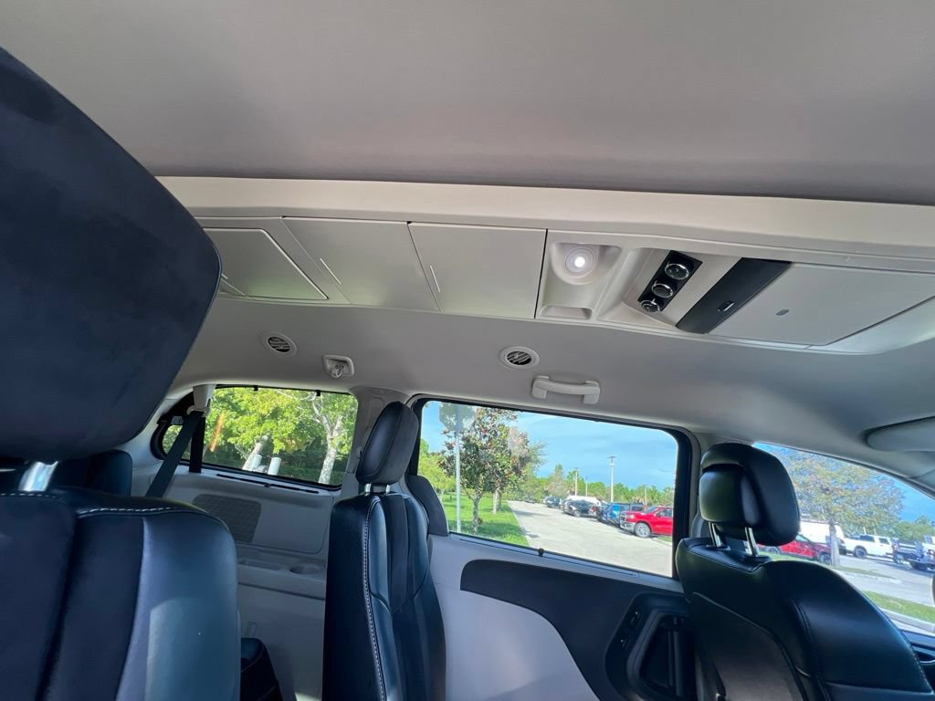 Used 2014 Chrysler Town & Country Touring-L FWD image 34