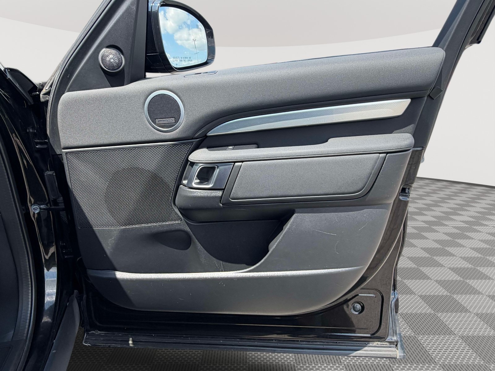 Used 2020 Land Rover Discovery Landmark AWD/4WD image 31