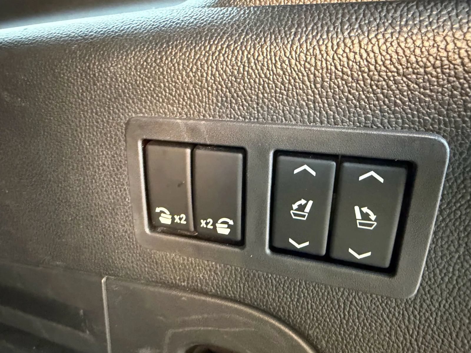 Used 2018 Cadillac Escalade ESV Luxury AWD/4WD image 19