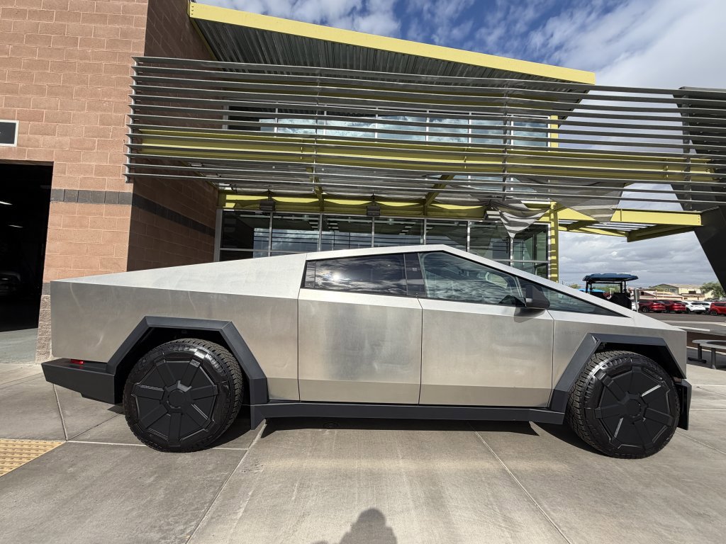 Used 2024 Tesla Cybertruck AWD Crew Cab image 9