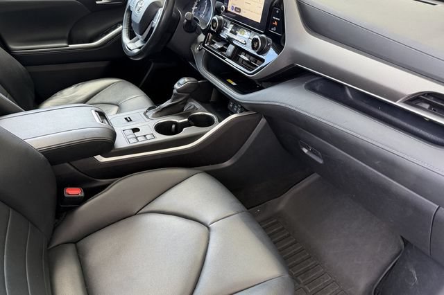 Used 2023 Toyota Highlander XLE FWD image 17