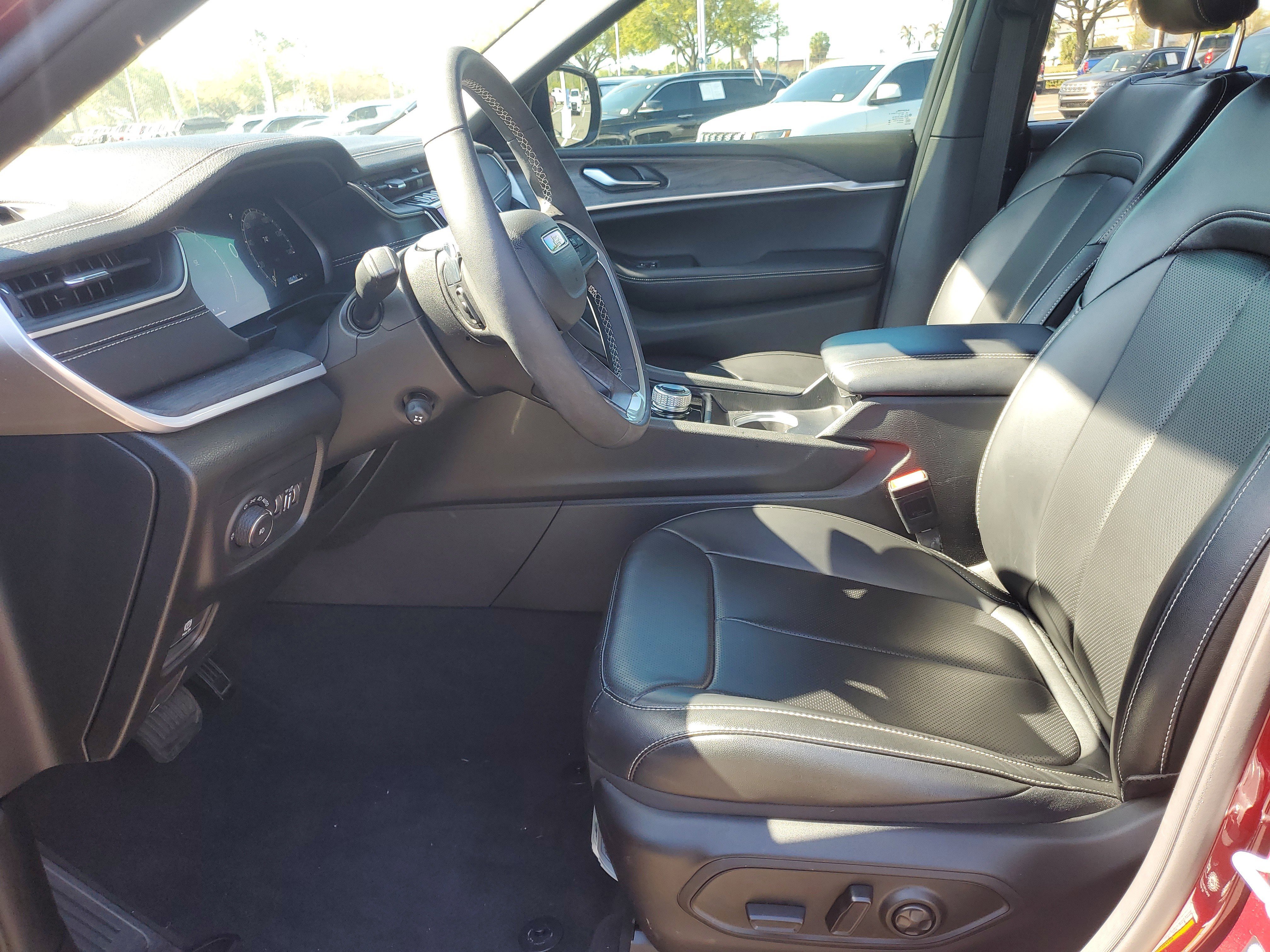 Used 2025 Jeep Grand Cherokee L Limited w/ Luxury Tech Group II image 11