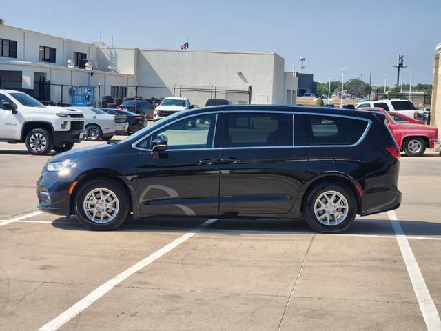 Used 2025 Chrysler Pacifica Select FWD image 12