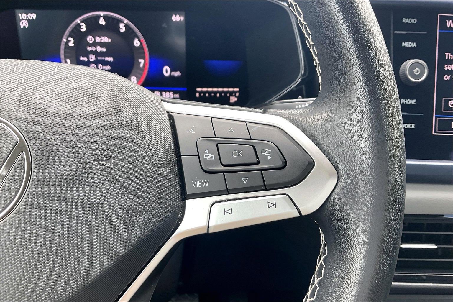 Certified 2022 Volkswagen Taos SE FWD image 19