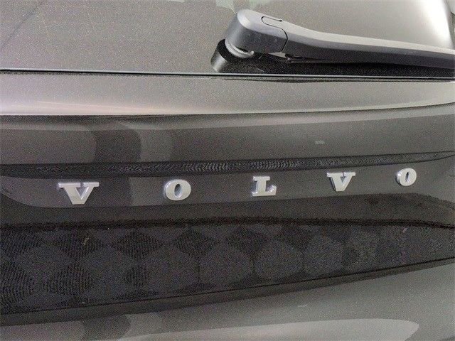 Used 2023 Volvo XC40 B5 Plus image 7