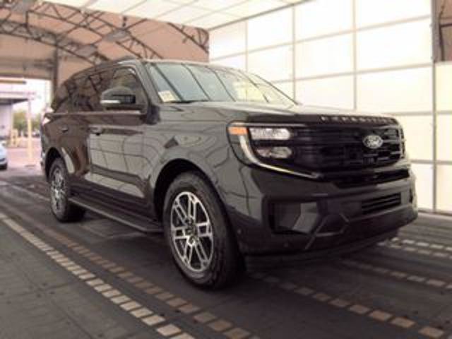 Certified 2025 Ford Expedition Active AWD/4WD image 5
